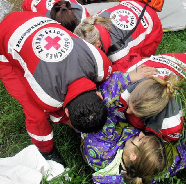Rettungs-Profis im Einsatz: Für die He...ktes Bild der Lage vor Ort zu machen. | Foto: Seeger/DPA Rettungs-Profis im Einsatz: Für die He...ktes Bild der Lage vor Ort zu machen. | Foto: Seeger/DPA