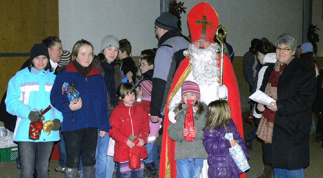 Schne Bescherung: Der Nikolaus mit Mo...ramm beim Reitverein Altenheim fhrte   | Foto: Dieter Fink