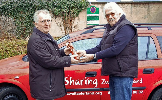 Der Verein Car-Sharing Zweitlerland n...itzender Klaus Tobaschus gratulierte.   | Foto: Verein