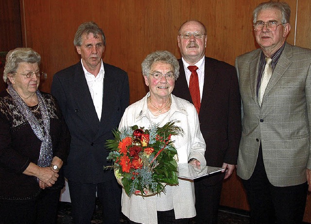 Seit ber 40 Jahren ist Walburga Werne...i Kury und Liesel Rsch gratulierten.   | Foto: Sylvia Timm