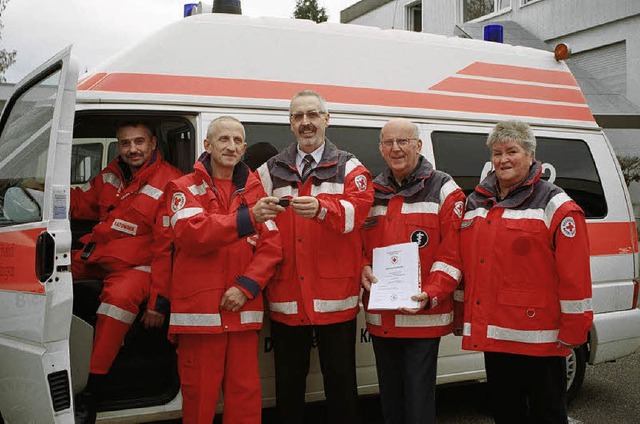 Schlsselbergabe vor dem DRK-Heim.   | Foto: Privat