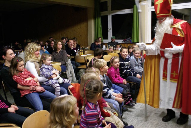 Erwartungsvoll und mit gehrigem Respe...kten die Kinder dem Nikolaus entgegen.  | Foto: Werner Probst