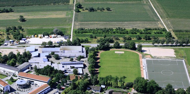 Gegenber von Schulzentrum und Sportge... sollen schon bald Wohnhuser stehen.   | Foto: Meyer