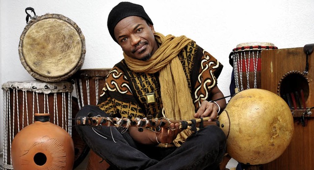 Der senegalesische Musiker Pape Dieye mit seinen Instrumenten   | Foto: Thomas Kunz