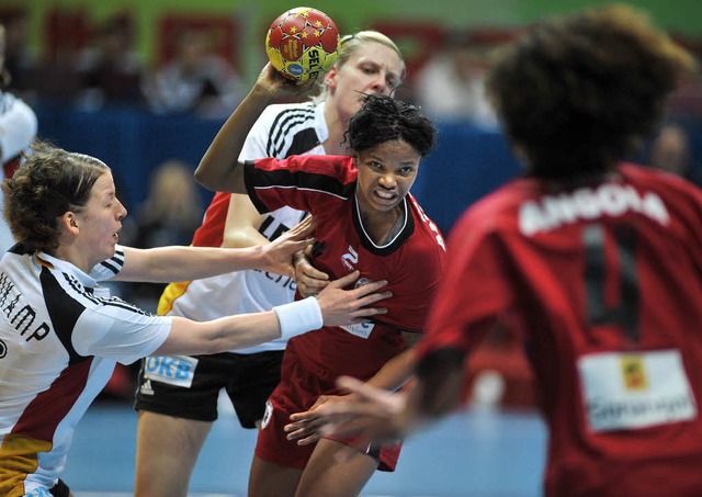 Angolas Handballerinnen, hier Natalia ...schten der deutschen Abwehr   hufig.   | Foto: dpa