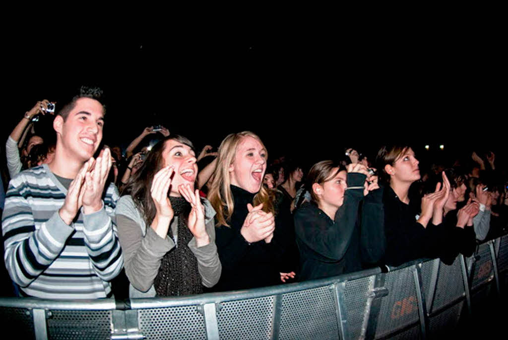 4000 Menschen haben das Silbermond-Konzert in der Freiburger Rothaus-Arena erlebt.