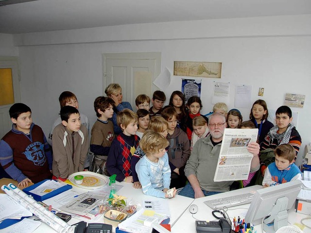 BZ-Redakteur Klaus Schweizer zeigt, wie eine Zeitungsseite entsteht.  | Foto: Peter Bomans