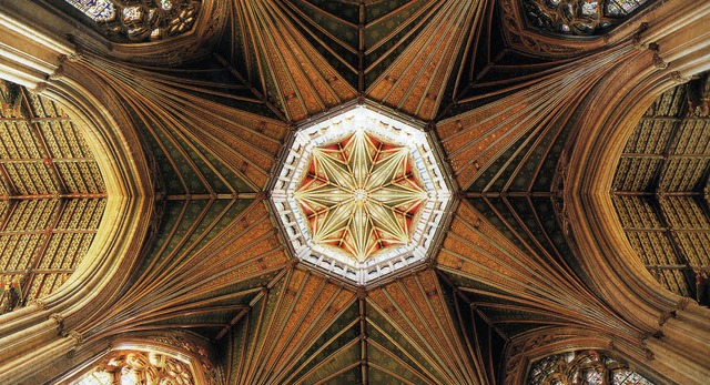Prchtig: Oktogon und Laterne der Kath...isterwerk englischer Zimmermannskunst   | Foto: buch