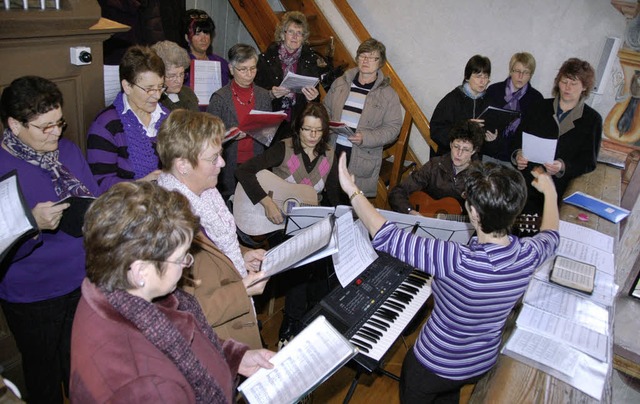 Der Kirchenchor mit Dirigentin Sonja V... in der St.-Nikolaus-Kirche Lausheim.   | Foto: Dietmar Noeske