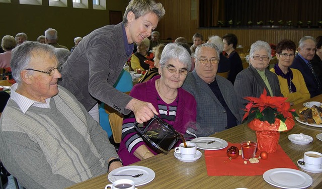 Ortsvorsteherin Martina Weber serviert...sten beim Seniorennachmittag Kaffee.   | Foto: helga Oswald