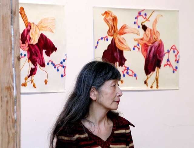 Nana Suzuki mit ihren Arbeiten zwischen Malerei und Rauminstallation   | Foto: Erika Sieberts