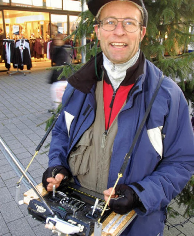 Jrg Reidiger mit seiner Fernsteuerung  beherrscht die Manver.  | Foto: Hannes Lauber