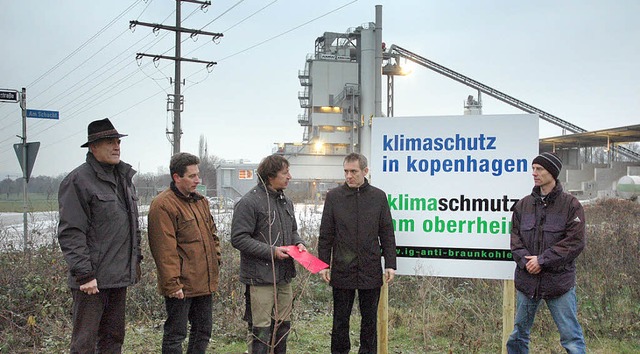 bergabe der Unterschriften vor dem Asphaltmischwerk   | Foto: R. Dorweiler