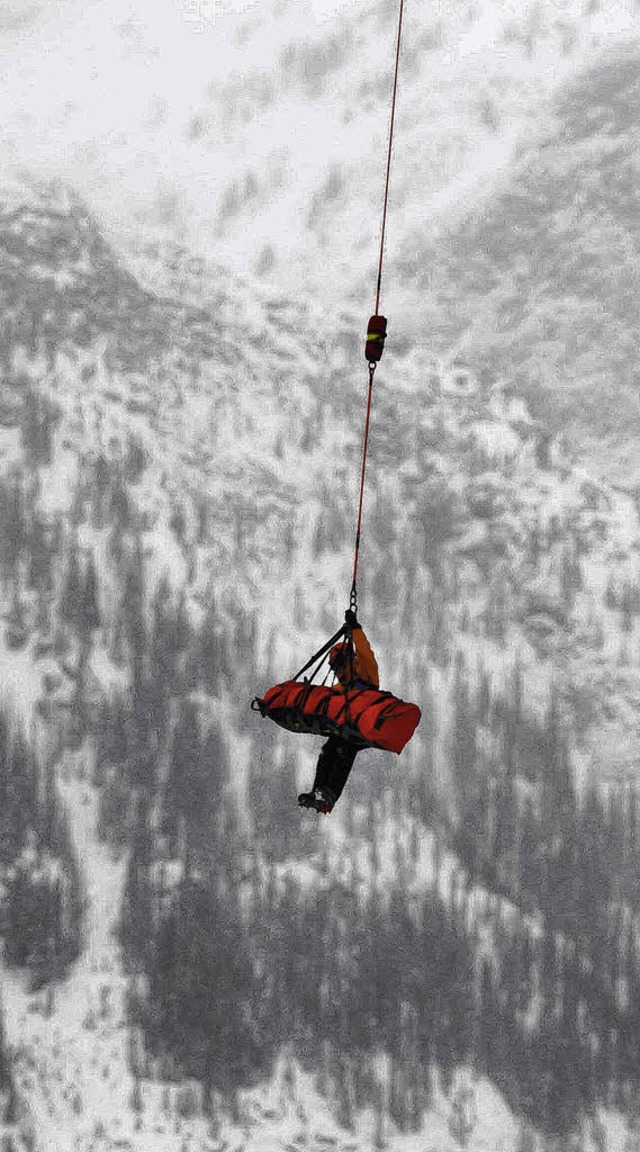 Bei den Alpinen immer hufiger auf der Tagesordnung: Abflug im Rettungssack   | Foto: afp