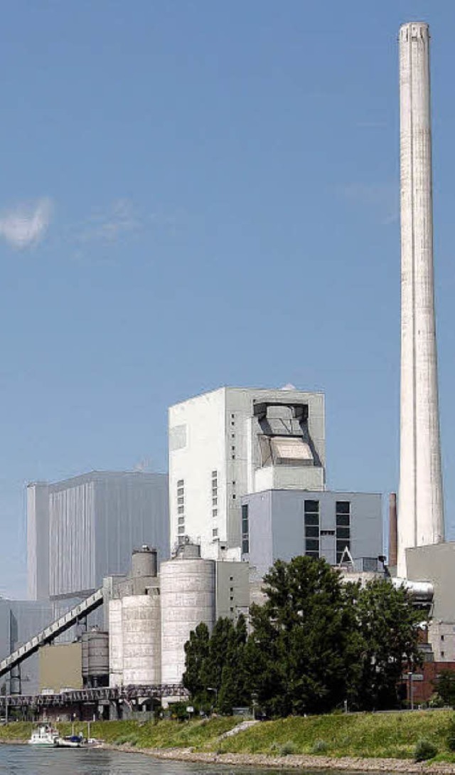 Neben den heutigen Kohlekraftwerken in Mannheim entsteht derzeit ein neues.   | Foto: dpa