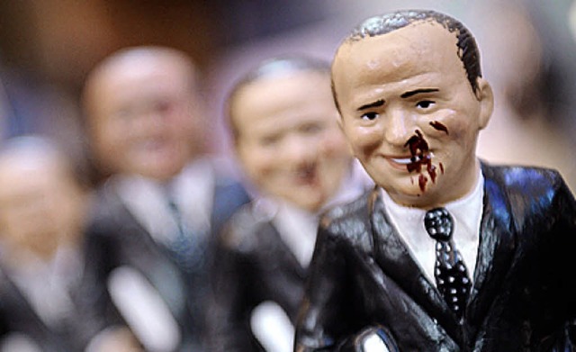 Am Sonntag verletzt und schon als Krip...eapel zu haben: blutender Berlusconi.   | Foto: afp
