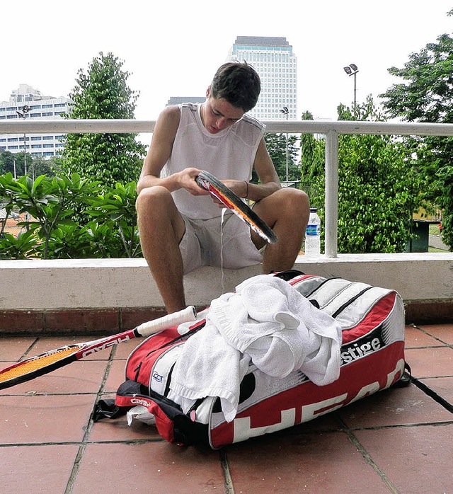 Ermattet  vor einem Hotel in Sdostasi...ichter, Tennistalent aus Hinterzarten   | Foto: UMS