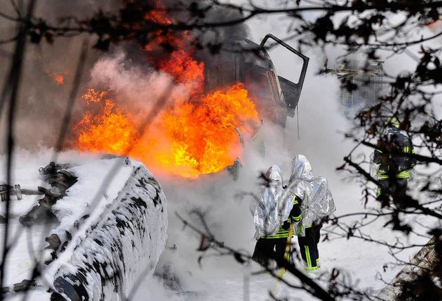 Nach der Explosion eines Lasters auf d...n Feuerwehrmnner stundenlang lschen.  | Foto: ddp