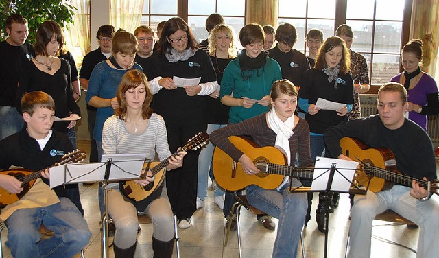 Der Landjugendchor  erfreute mit Weihnachtsliedern.   | Foto: Vitt