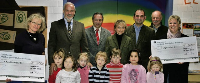 Vertreter des Hegerings bergaben zwei..., Bernd Lffler und Peter Himmelspach.  | Foto: Kopp