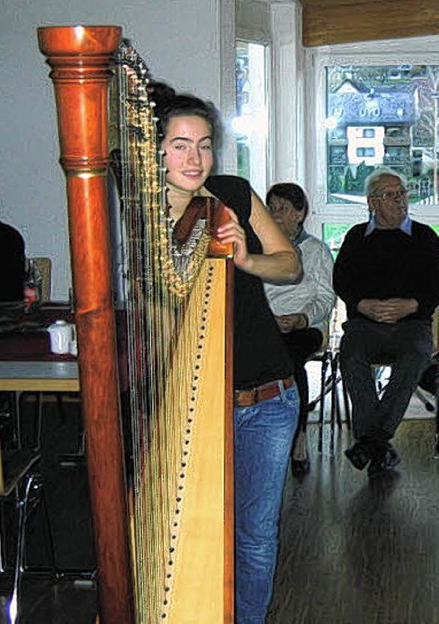 Maria Weymann aus Ebringen  spielte auf der Harfe.  | Foto: Otto Selb