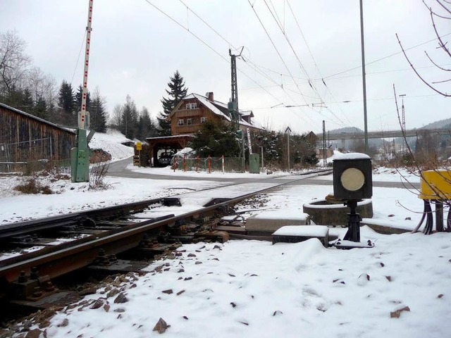 Der Bahnbergang am Schwarzenbachweg i...nur noch ber einen Umweg zuerreichen.  | Foto: Winckelmann