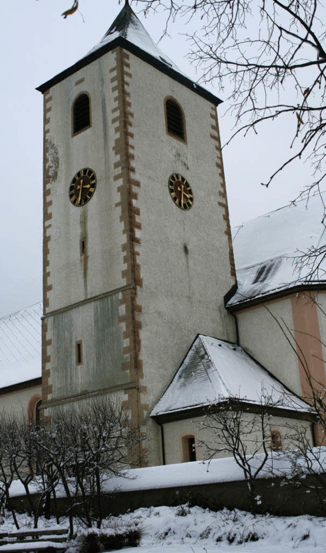 Der mchtige  Turm der Kirche St. Joha...g ausgesetzt und muss saniert werden.   | Foto: DIETER MAURER