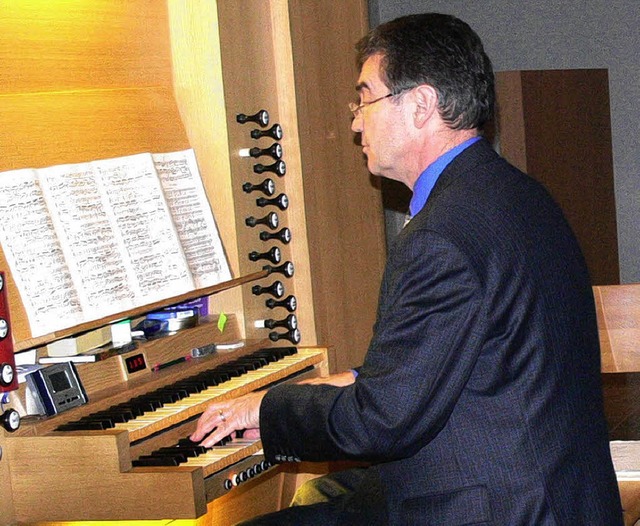 Claus Biegert an der Orgel der Friedenskirche   | Foto: Dieter Fink