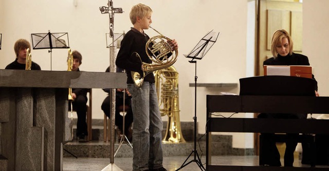 Adventsmusik im Musikum: Marius Abraha...gleitet am Klavier von Bianca Sitzius   | Foto: Breithaupt
