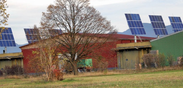 Hinter dem alten Schuppen steht neue T...Sonnenkraft    im Gewerbepark Breisgau  | Foto: Dannecker