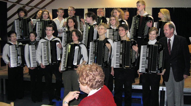 Das Schnauer  Harmonika-Orchester  mi...eif  (rechts) nach dem Konzertfinale.   | Foto: Viktor Nitschmann