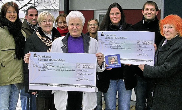 Je 1000 Euro berreichten Barbara Kck...zklopfen&#8220; (Dritte von rechts).    | Foto: Claudia Gempp