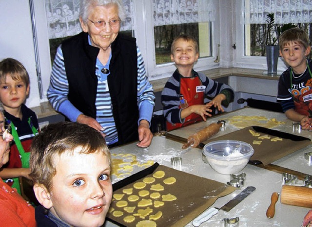 Weihnachtsbckerei:  Teilnehmer der DR...zierten Pltzchen am laufenden Band.    | Foto: DRK-KV Mllheim