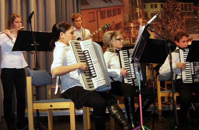 Der Harmonikaverein Neuenburg bot bei ... ein Gruppe aus dem Zweiten Orchester   | Foto: Bianca Flier