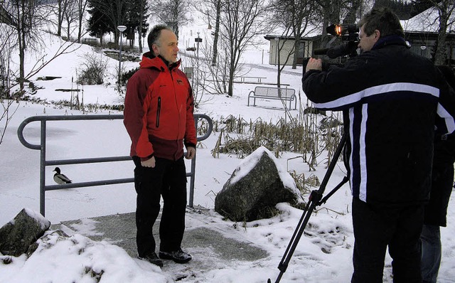 Fr einen Wetter-Beitrag lie sich Rep... Rhrle  im  Bernauer Kurpark filmen.   | Foto: Ulrike Spiegelhalter