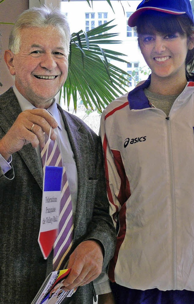 Einen Wimpel des franzsischen Volleyb...ster Wolfgang Lcker von  den Gsten.   | Foto: BAUMGARTNER