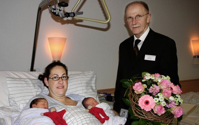 Wie in Kstners Kinderbuchklassiker &#...ratuliert Nicole Stengler mit Blumen.   | Foto: Ortenau Klinikum