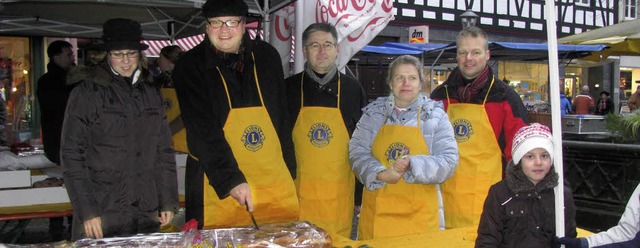 Brgermeister Dieter Eckert (Zweiter v...der Kuchen wegging wie warme Semmeln.   | Foto: stadt