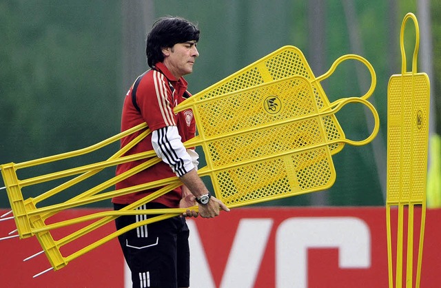 Joachim Lw packt&#8217;s an. Der DFB hat seinen  Vertrag bis 2012 verlngert.   | Foto: afp