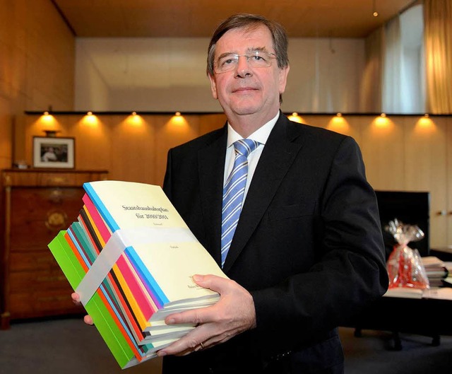 Willi Stächele mit dem Entwurf des Landesetats 2010/11. | Foto: dpa Willi Stächele mit dem Entwurf des Landesetats 2010/11. | Foto: dpa
