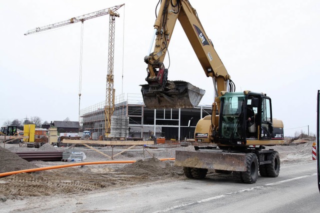 Krftig gebaut wird derzeit im  ersten...et in Mengen an der Biengener Strae.   | Foto: Silvia Faller