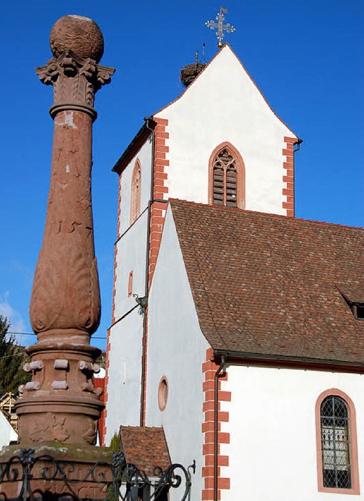 Keimzelle Alt-Bötzingens und bis heute... St. Laurentius mit dem  Stockbrunnen   | Foto: Manfred frietsch