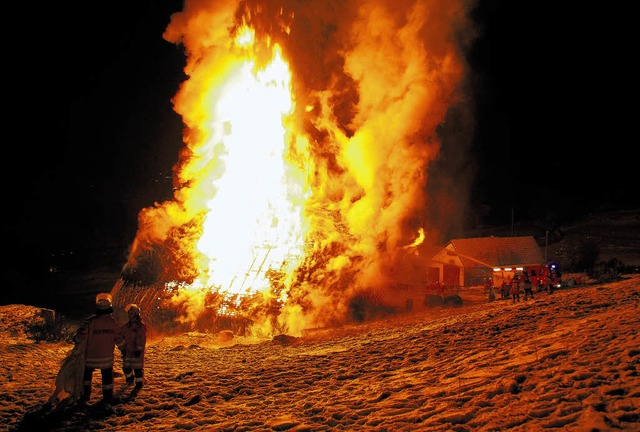 In der Nacht auf Freitag stand der Alt...Teiloren waren am Einsatz beteiligt.    | Foto: Scherzinger