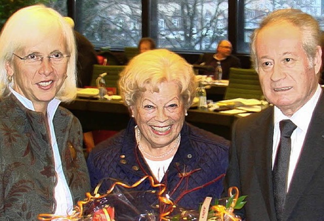 OB Heute-Bluhm ehrte Ursula Vollmer und Werner Lacher (von links).  | Foto: Stadt Lrrach