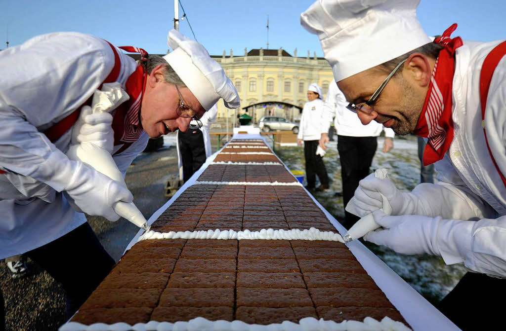 Der lngste Lebkuchen der Welt ist 1052,30 Meter lang: Vor dem Ludwigsburger Schloss wurde er zusammengeklebt.