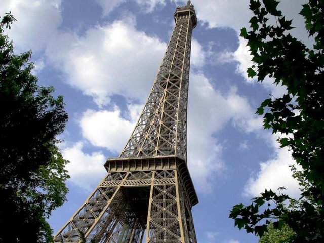 Paris ist bekannt fr den Eiffelturm.  | Foto: dpa
