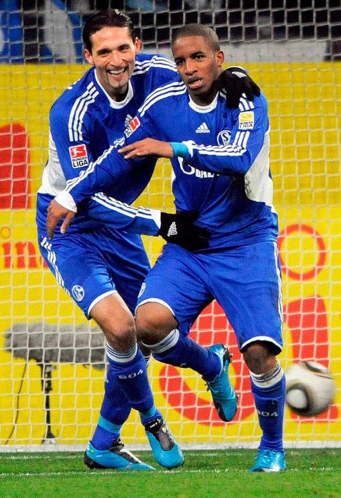 Kevin Kuranyi und Jefferson Farfan (re... Siegtor des Peruaners für Schalke 04.  | Foto: ddp