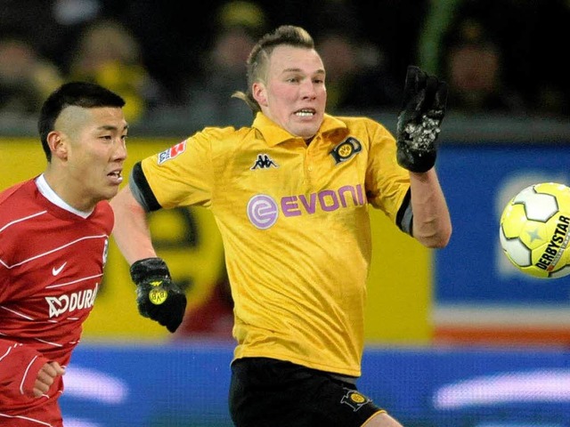 Dortmunds Kevin Grosskreutz (rechts) u...eiburgs Du-Ri Cha kmpfen um den Ball.  | Foto: ddp