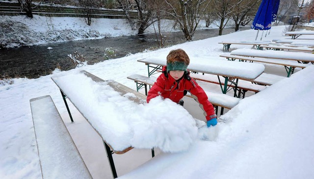 Viel Schnee am Dreisamufer in Freiburg  | Foto: Rita Eggstein