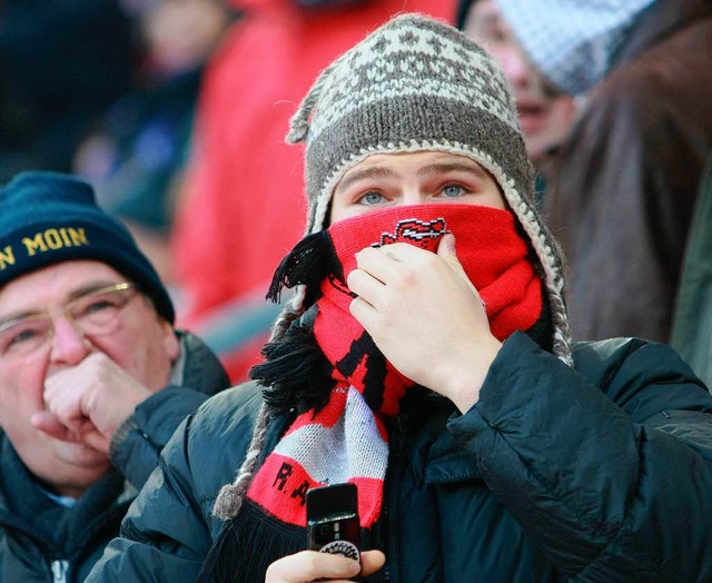 BayArena klingt nach Schnwetter-Wohlg...h) froren sich manche Fans die Nase ab  | Foto: ddp